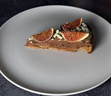 Миндальный торт с инжиром и сыром дорблю