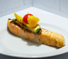 Стейк из семги с овощами на гриле