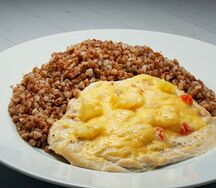 Куриное филе с ананасом, помидором и сыром