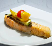 Стейк из семги с овощами на гриле