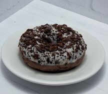 Пончик с ванильной начинкой и печеньем