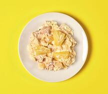 Салат с копченой грудкой и ананасом