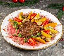 Бифштекс Black angus с картофельными дольками и грибами