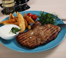 Стейк из корейки с картофельными дольками и соусом