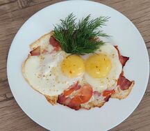 Глазунья с беконом и томатами