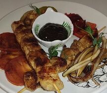 Шашлык из свинины с фокачча и маринованным луком