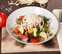 Овощной салат с сыром сулугуни