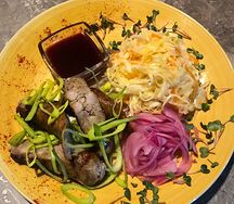 Пивные колбаски с тушеной капустой
