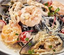Паста с чернилами каракатицы, морепродуктами и сливочным соусом