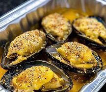 Запеченные мидии с чесночным соусом и пармезаном