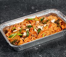 Лапша с лососем и креветками