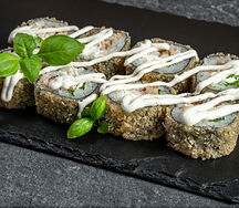 Тёплый ролл с курицей и соусом пармезан