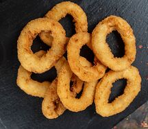 Кольца луковые с чесночным соусом