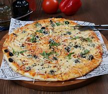 Пицца с кальмарами и пармезаном