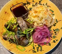 Колбаски по-баварски с капустой