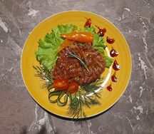 Стейк из шеи свинины с соусом