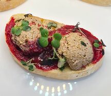 Пинчос с муссом из куриной печени и малиновым гелем