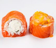 Ролл с морским гребешком и лососем