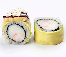 Ролл с ананасом, крабом и креветкой