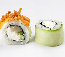Ролл с луком фри и масляной рыбой