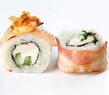 Опаленный ролл с беконом и луком фри