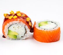 Ролл с лососем, крабом и сушеным манго