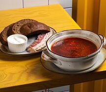 Борщ с телятиной, сметаной и салом