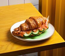 Круассан с лососем и сливочным сыром