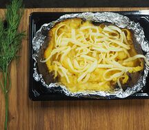 Печеный картофель с маслом и сыром