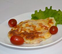 Отбивное мясо куриное с помидорами