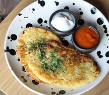 Картофельные драники с венским соусом и сметаной 