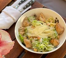 Салат Цезарь с курицей