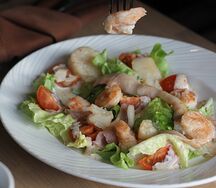 Салат с морепродуктами и ореховым соусом