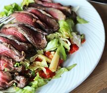 Салат с ростбифом и маринованной кукурузой 