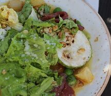 Салат с утиным хамоном и козьим сыром
