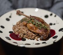 Утиная ножка с гречкой и маслом из смородины