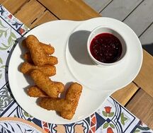 Сырные палочки с брусничным соусом