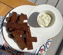 Гренки чесночные с соусом тартар