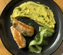 Филе морского окуня с пюре из зеленого горошка и картофеля