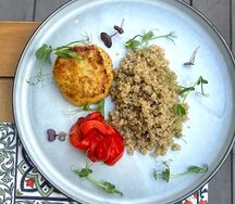 Рыбные котлеты с киноа и печеным перцем