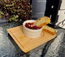 Запеченный камамбер с красным луком и брусничным соусом