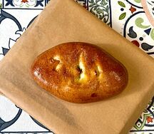 Пирожок с луком и яйцом