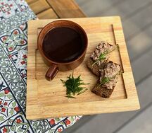 Говяжий бульон с риетом из реберного мяса с черным хлебом