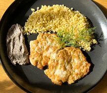 Рубленые котлетки из курицы с грибным соусом и булгуром