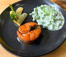 Запеченный стейк из форели с брокколи и стручковой фасолью в соусе