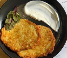 Картофельные драники со сметаной и икрой сельди