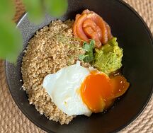 Киноа со слабосоленой форелью, гуакамоле и яйцом пашот