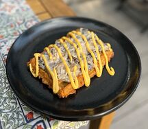 Картофельная вафля с курицей и грибами в сливочно-трюфельном соусе