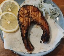 Стейк лосось с жареным картофелем