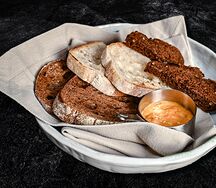 Хлебная корзина с пряным маслом